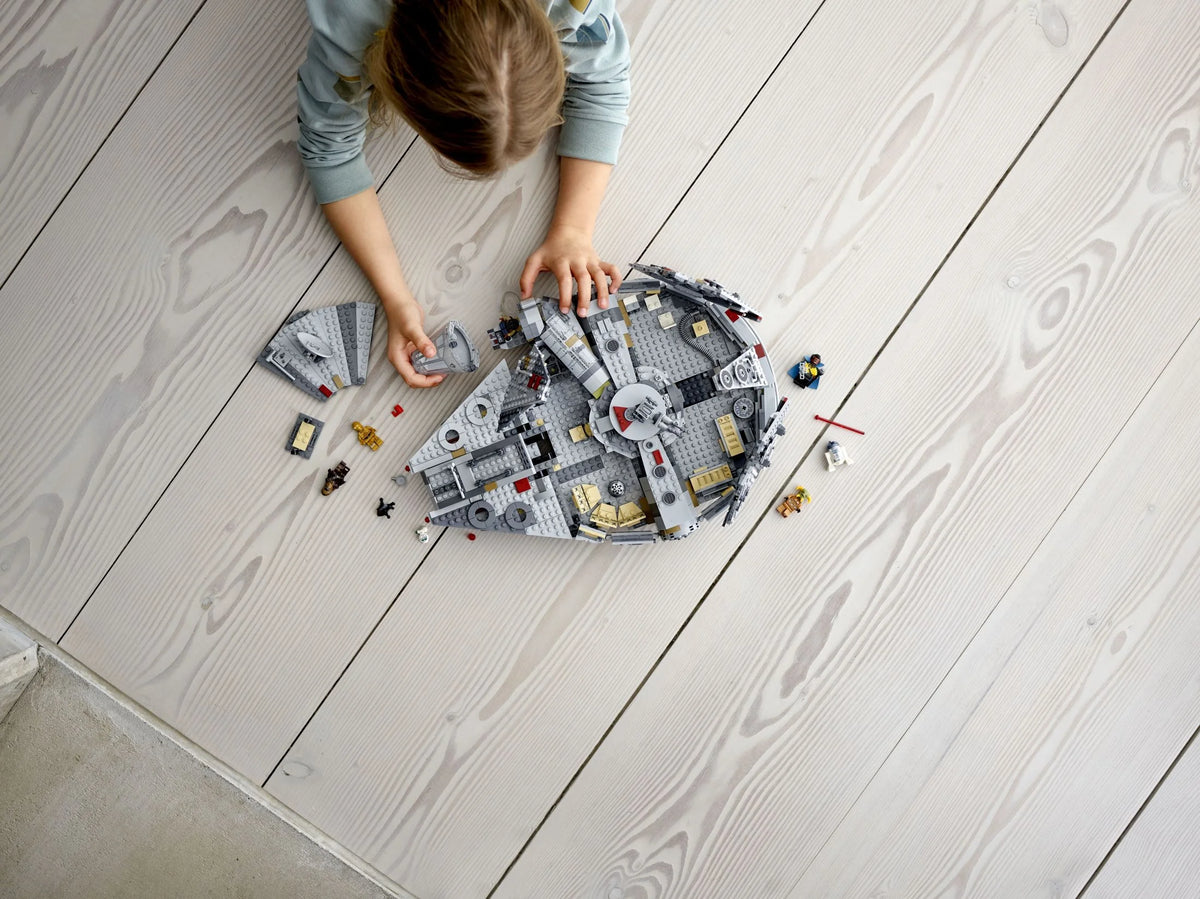 Star Wars Millennium Falcon Building Set with Minifigures U138527