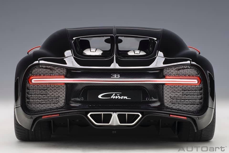 1:12 Scale Italian Red Nocturne Black Bugatti Chiron D6671