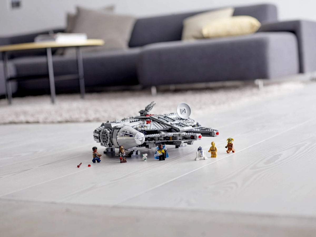 Star Wars Millennium Falcon Building Set with Minifigures U138527