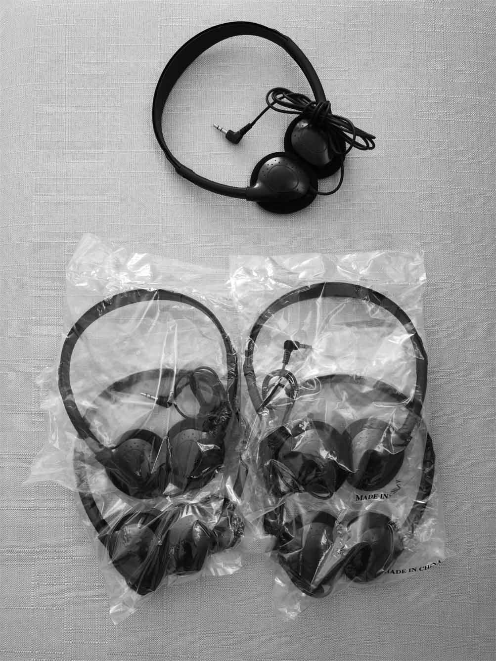 24 Packs Wired Earphones V50511