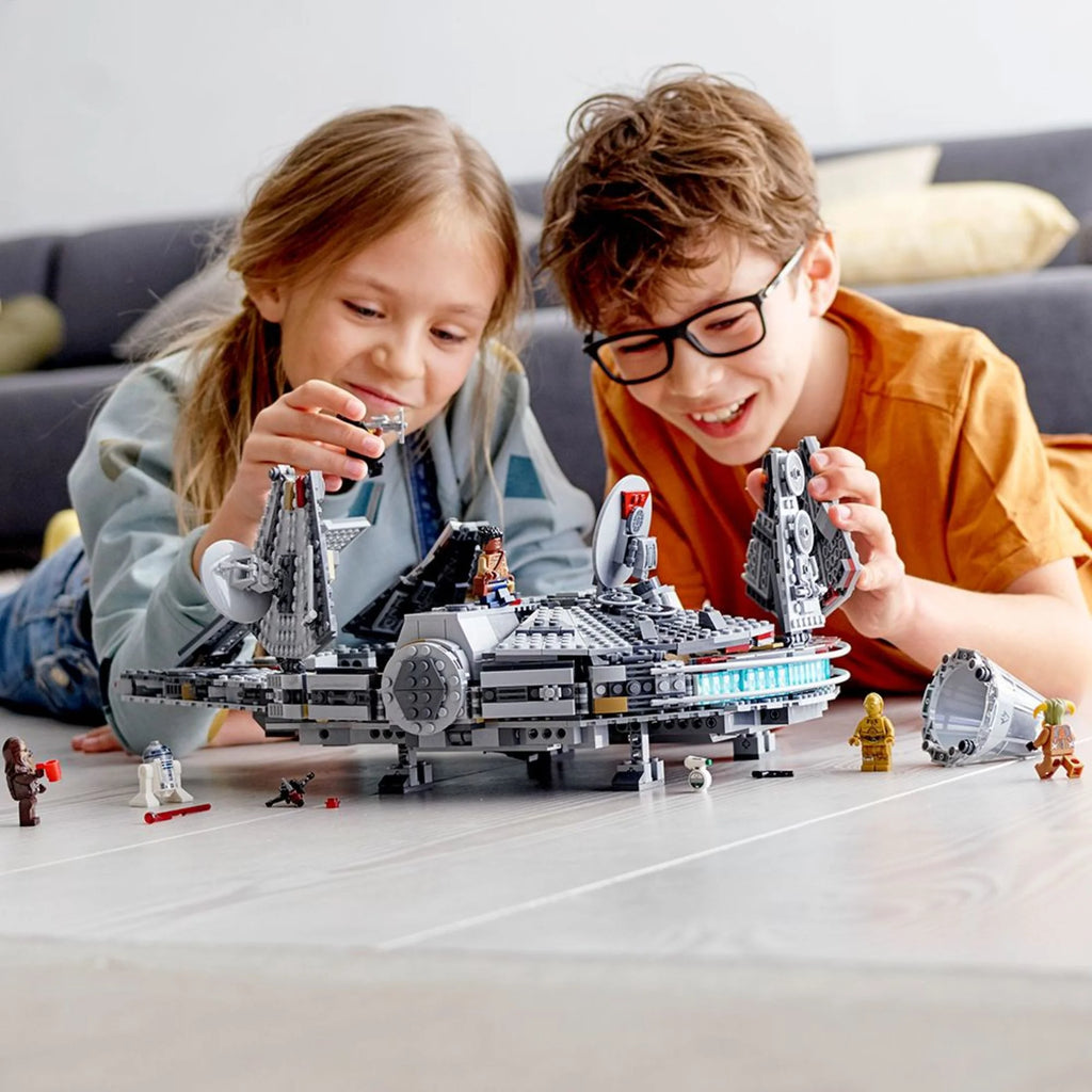 Star Wars Millennium Falcon Building Set with Minifigures U138527
